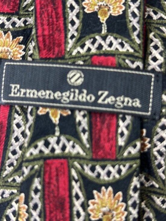 𝅺Ermenegildo Zegna Red & Black Geometric 100% Silk Tie - Picture 3 of 8
